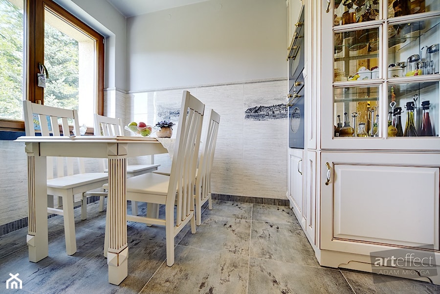 Realizacje wnętrz - kuchnie Zadora - Średnia beżowa biała szara z zabudowaną lodówką kuchnia w kształcie litery l z oknem, styl vintage - zdjęcie od ART EFFECT Adam Miozga