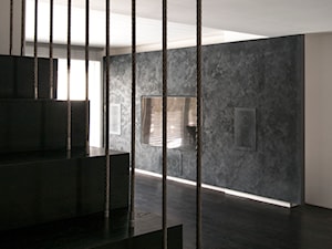 Salon - ściana tv audio - czarny tynk strukturalny - zdjęcie od Zbroinska