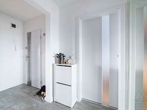 Mieszkanie w wielkiej płycie - Hol / przedpokój, styl minimalistyczny - zdjęcie od Trzy Namioty