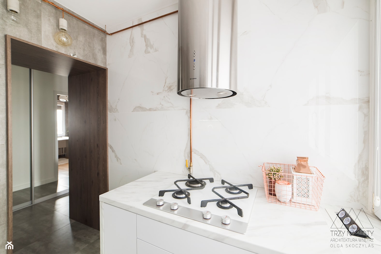 Mieszkanie w wielkiej płycie - Mała zamknięta biała szara z zabudowaną lodówką kuchnia jednorzędowa z oknem z marmurem nad blatem kuchennym, styl minimalistyczny - zdjęcie od Trzy Namioty - Homebook