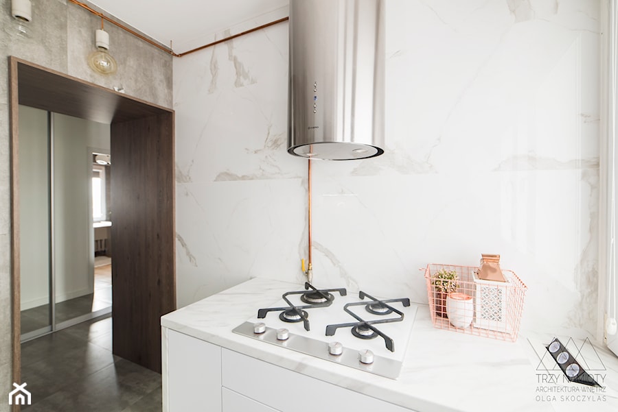 Mieszkanie w wielkiej płycie - Mała zamknięta biała szara z zabudowaną lodówką kuchnia jednorzędowa z oknem z marmurem nad blatem kuchennym, styl minimalistyczny - zdjęcie od Trzy Namioty
