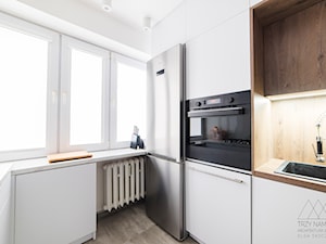 Mieszkanie w wielkiej płycie - Mała zamknięta z kamiennym blatem biała z zabudowaną lodówką z nablatowym zlewozmywakiem kuchnia w kształcie litery u z oknem, styl minimalistyczny - zdjęcie od Trzy Namioty