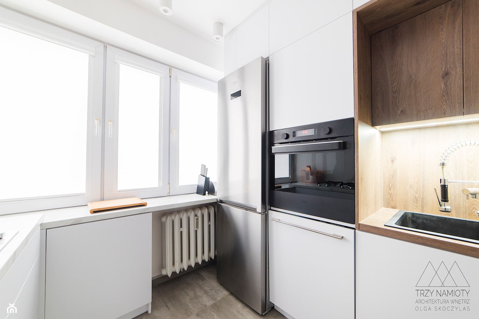 Mieszkanie w wielkiej płycie - Mała zamknięta z kamiennym blatem biała z zabudowaną lodówką z nablatowym zlewozmywakiem kuchnia w kształcie litery u z oknem, styl minimalistyczny - zdjęcie od Trzy Namioty - Homebook
