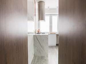 Mieszkanie w wielkiej płycie - Mała zamknięta biała z zabudowaną lodówką kuchnia w kształcie litery l z oknem, styl minimalistyczny - zdjęcie od Trzy Namioty