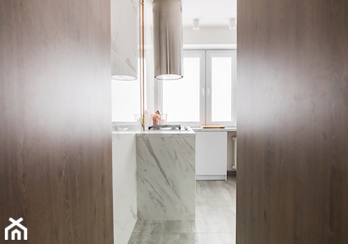 Mieszkanie w wielkiej płycie - Mała zamknięta biała z zabudowaną lodówką kuchnia w kształcie litery l z oknem, styl minimalistyczny - zdjęcie od Trzy Namioty