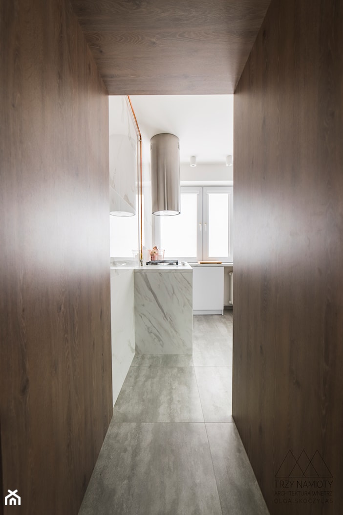 Mieszkanie w wielkiej płycie - Mała zamknięta biała z zabudowaną lodówką kuchnia w kształcie litery l z oknem, styl minimalistyczny - zdjęcie od Trzy Namioty - Homebook