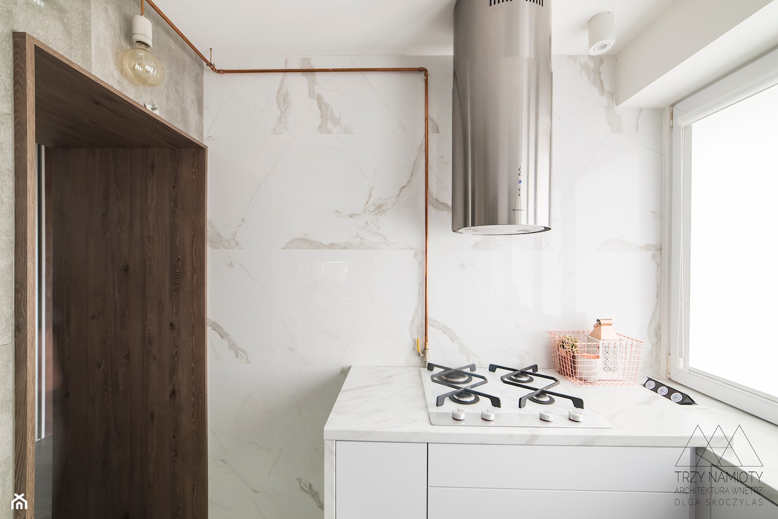 Mieszkanie w wielkiej płycie - Mała zamknięta biała z zabudowaną lodówką kuchnia jednorzędowa z oknem z marmurem nad blatem kuchennym, styl minimalistyczny - zdjęcie od Trzy Namioty - Homebook