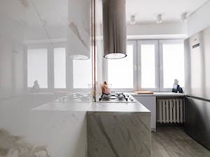 Mieszkanie w wielkiej płycie - Mała zamknięta biała z zabudowaną lodówką kuchnia w kształcie litery u z oknem z marmurem nad blatem kuchennym, styl minimalistyczny - zdjęcie od Trzy Namioty