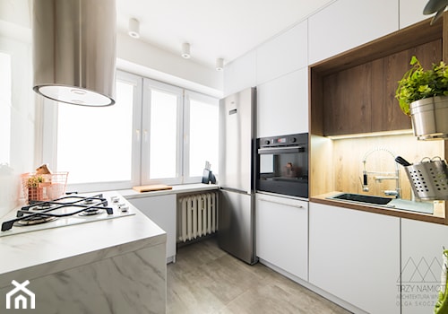 Mieszkanie w wielkiej płycie - Średnia zamknięta biała z zabudowaną lodówką z nablatowym zlewozmywakiem kuchnia w kształcie litery u z oknem, styl minimalistyczny - zdjęcie od Trzy Namioty