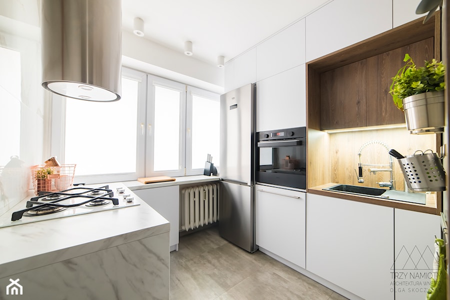 Mieszkanie w wielkiej płycie - Średnia zamknięta biała z zabudowaną lodówką z nablatowym zlewozmywakiem kuchnia w kształcie litery u z oknem, styl minimalistyczny - zdjęcie od Trzy Namioty
