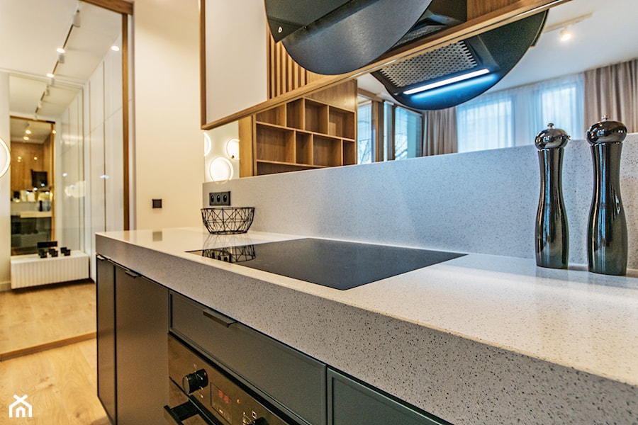 Projekt mieszkanie w Gdańsku - nad morzem - styl nowoczesny - kuchnia biały, antracytowy i jasne drewno - zdjęcie od Le-DESIGN