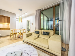 Projekt mieszkanie w Gdańsku - styl nowoczesny - średni salon szary z złotymi dodatkamii - zdjęcie od Le-DESIGN