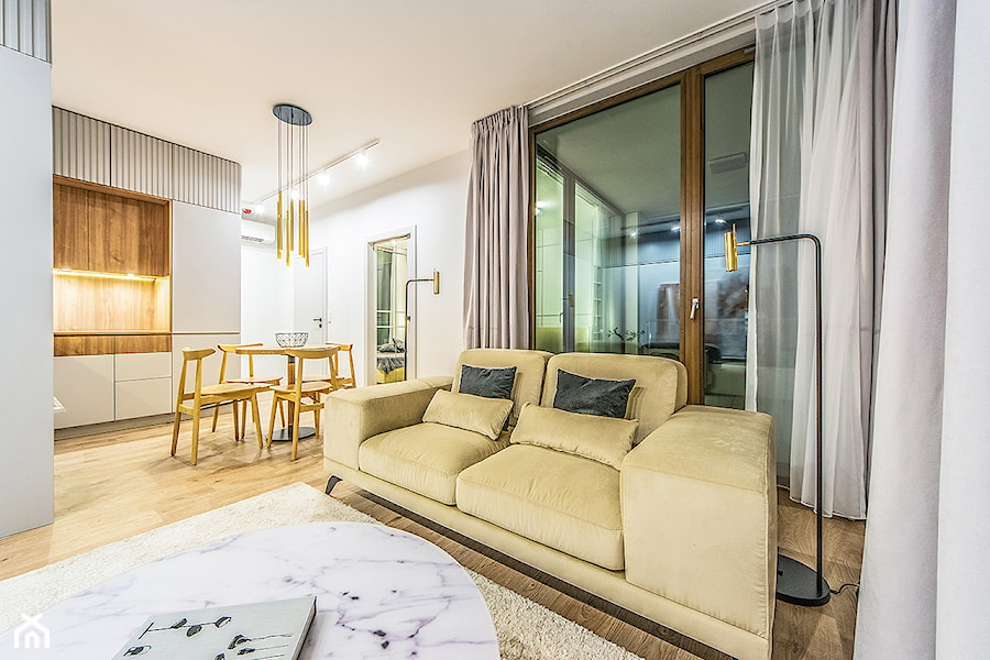 Projekt mieszkanie w Gdańsku - styl nowoczesny - średni salon szary z złotymi dodatkamii - zdjęcie od Le-DESIGN