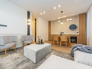 Projekt mieszkanie w Gdańsku - styl nowoczesny - Średni biały salon z kuchnią i jadalnią połączony z jasnym drewnem - zdjęcie od Le-DESIGN