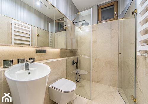 Projekt mieszkanie w Gdańsku - styl nowoczesny - szara i beżowa łazienka z złotem - zdjęcie od Le-DESIGN