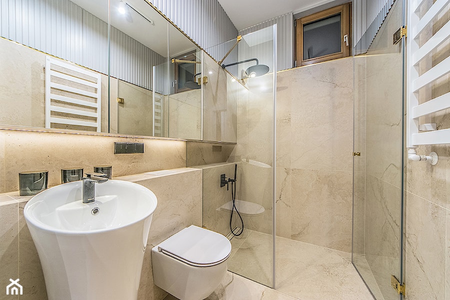 Projekt mieszkanie w Gdańsku - styl nowoczesny - szara i beżowa łazienka z złotem - zdjęcie od Le-DESIGN