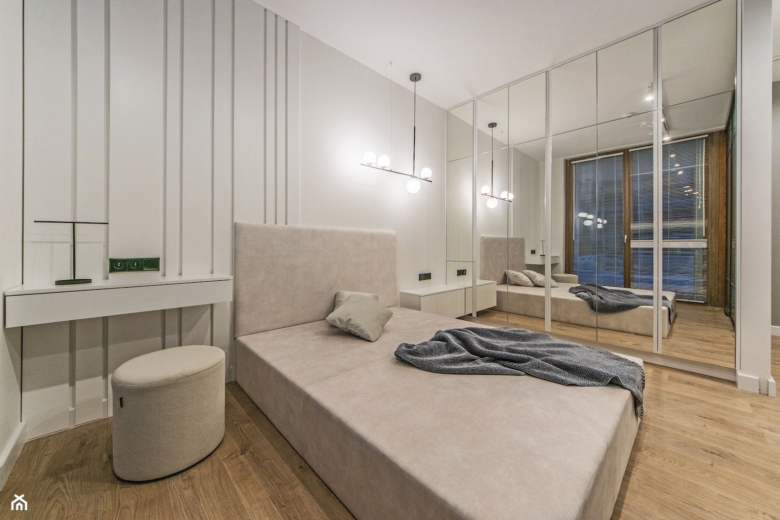Projekt mieszkanie w Gdańsku - styl nowoczesny - sypialnia biała - zdjęcie od Le-DESIGN - Homebook