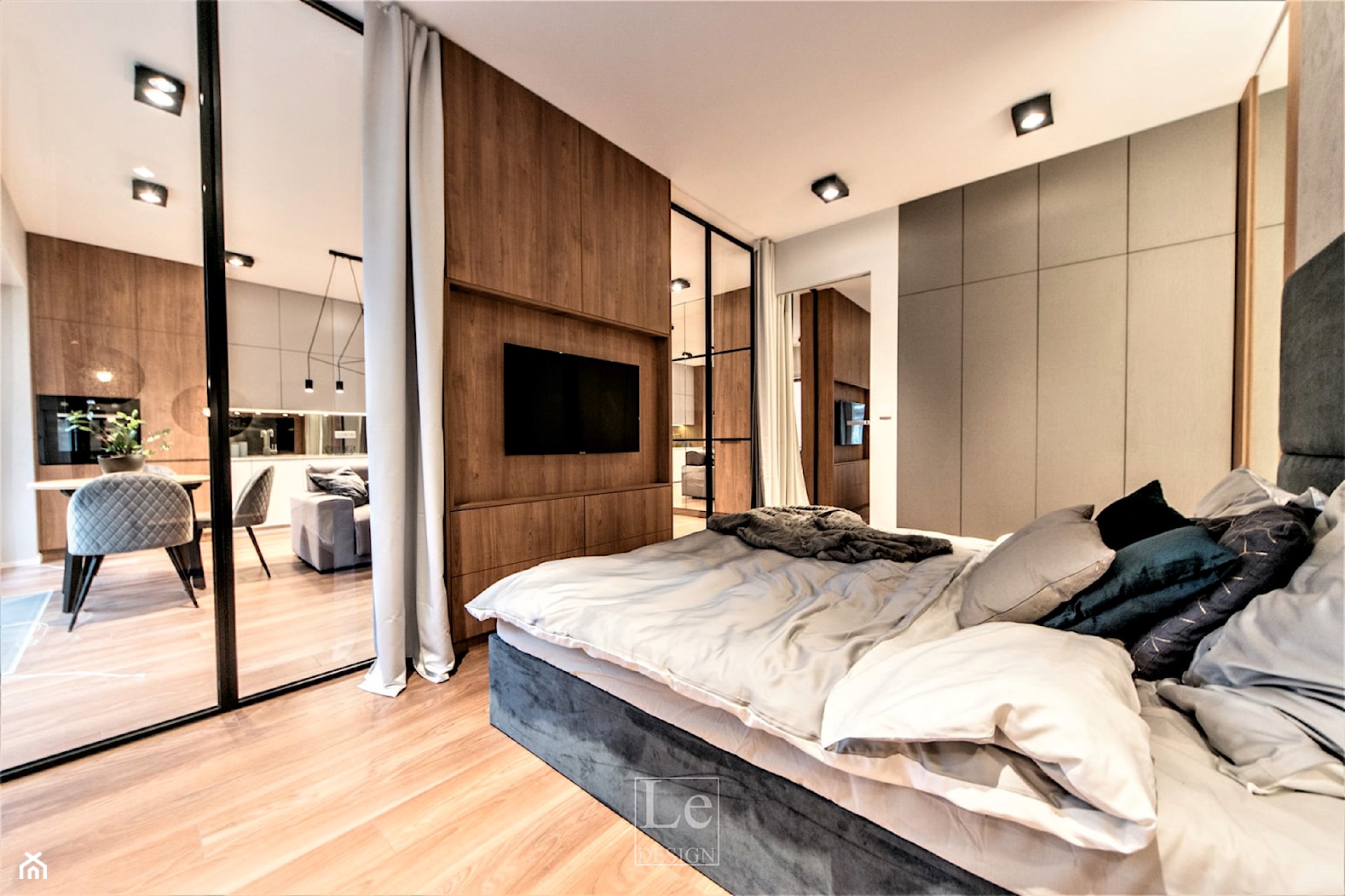 Projekt mieszkanie w Gdańsku - Stare Miasto - sypialnia tynk beton szary i drewno - zdjęcie od Le-DESIGN - Homebook
