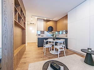 Projekt mieszkanie w Gdańsku - styl nowoczesny - Średni biały salon z kuchnią i jadalnią połączony z jasnym drewnem i antracytem - zdjęcie od Le-DESIGN
