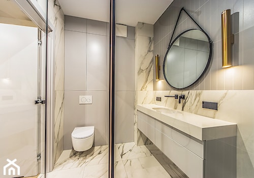 Projekt mieszkanie w Gdańsku - łazienka w kolorystyce białej i szarej z dodatkiem złota - zdjęcie od Le-DESIGN
