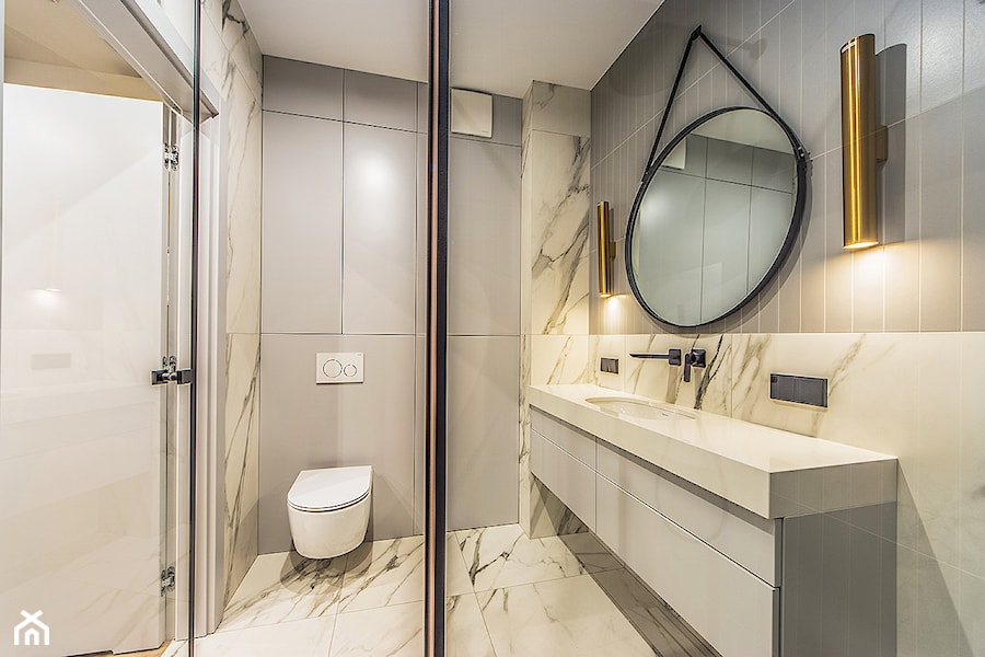 Projekt mieszkanie w Gdańsku - łazienka w kolorystyce białej i szarej z dodatkiem złota - zdjęcie od Le-DESIGN