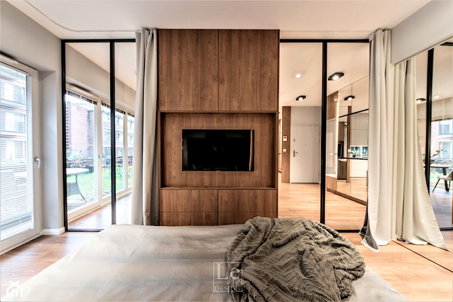 Projekt mieszkanie w Gdańsku - Stare Miasto - sypialnia szara i drewno - zdjęcie od Le-DESIGN
