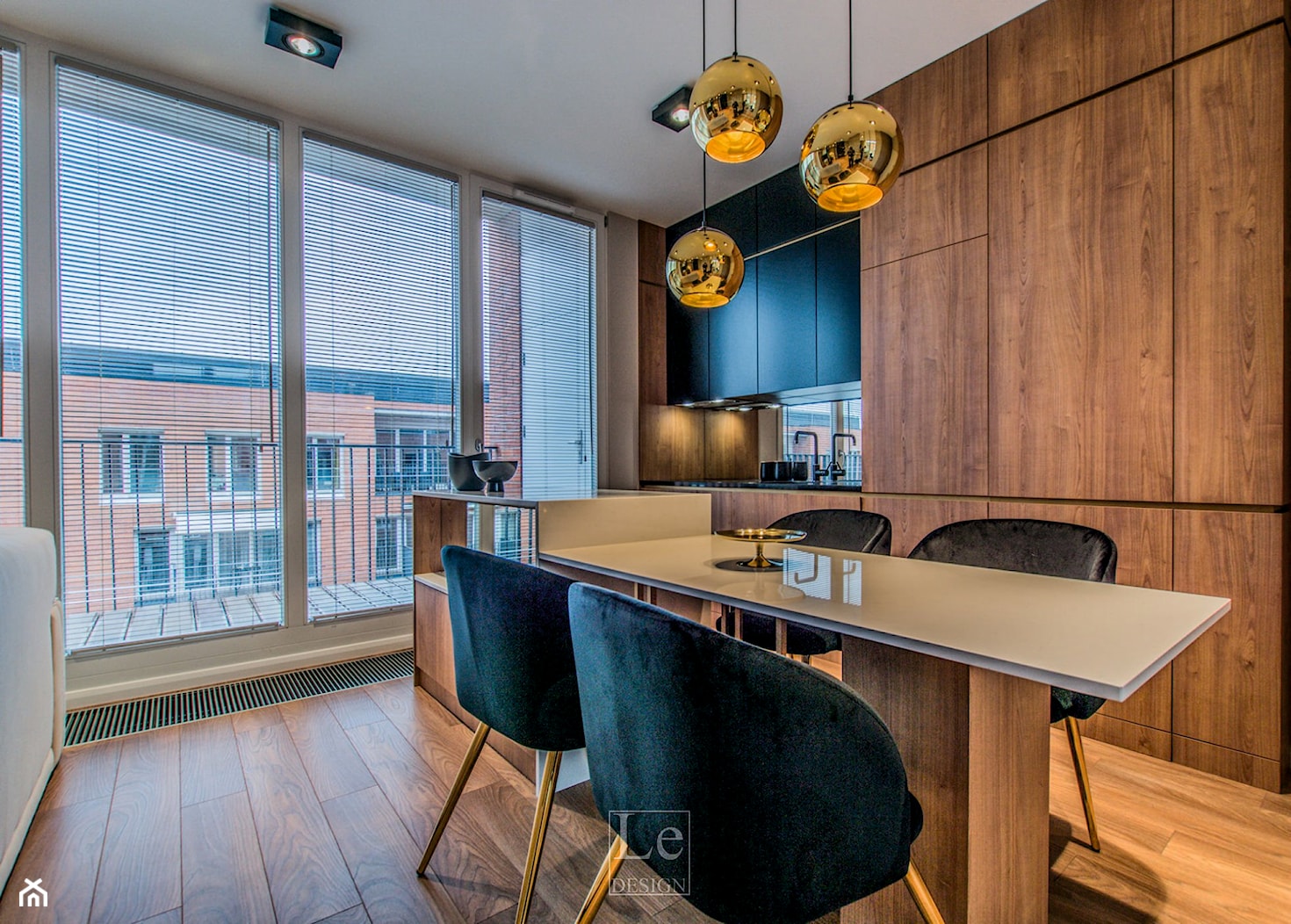 Projekt mieszkanie w Gdańsku - styl nowoczesny - kuchnia antracytowa z złotymi dodatkami - zdjęcie od Le-DESIGN - Homebook