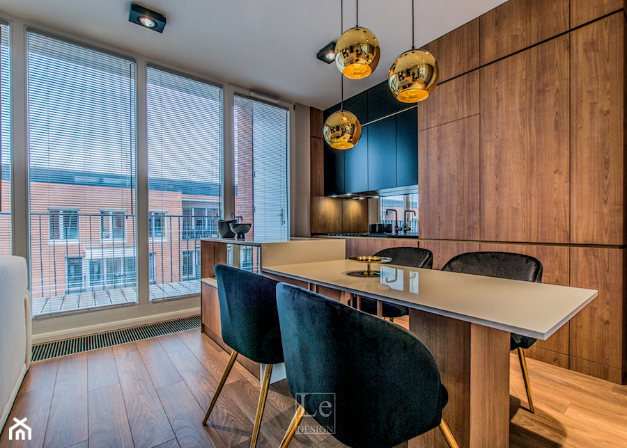 Projekt mieszkanie w Gdańsku - styl nowoczesny - kuchnia antracytowa z złotymi dodatkami - zdjęcie od Le-DESIGN