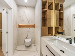 Projekt mieszkanie w Gdańsku - styl nowoczesny - łazienka z białą płytką z szarą żyłą i jasnym drewnem - zdjęcie od Le-DESIGN