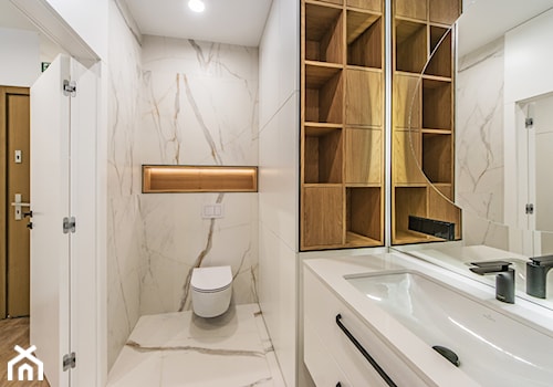 Projekt mieszkanie w Gdańsku - styl nowoczesny - łazienka z białą płytką z szarą żyłą i jasnym drewnem - zdjęcie od Le-DESIGN