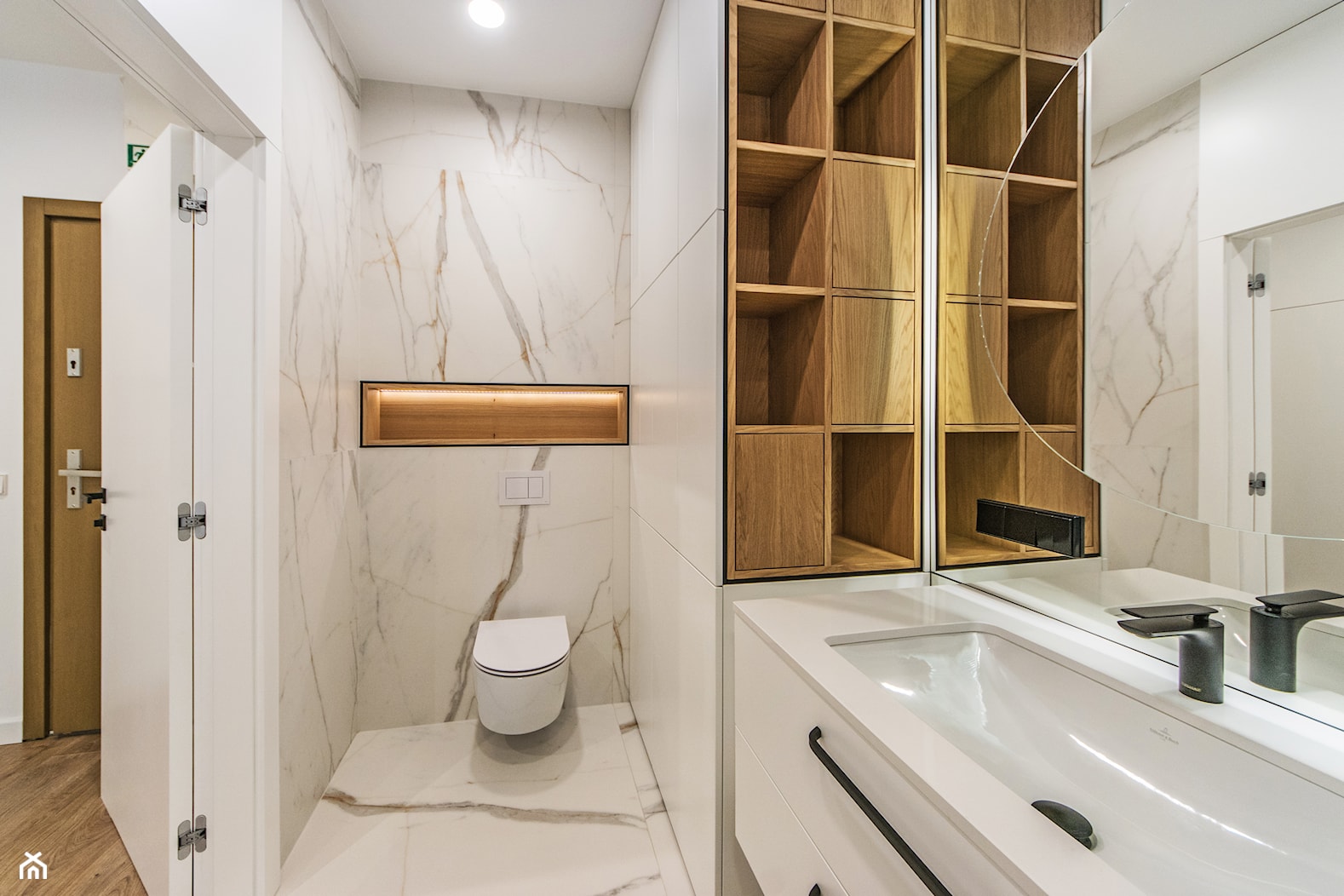 Projekt mieszkanie w Gdańsku - styl nowoczesny - łazienka z białą płytką z szarą żyłą i jasnym drewnem - zdjęcie od Le-DESIGN - Homebook