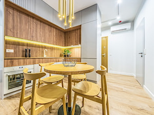Projekt mieszkanie w Gdańsku - styl nowoczesny - średnia kuchnia szara z złotymi dodatkami - zdjęcie od Le-DESIGN
