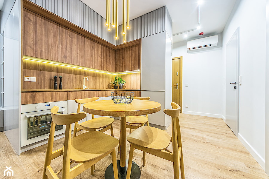 Projekt mieszkanie w Gdańsku - styl nowoczesny - średnia kuchnia szara z złotymi dodatkami - zdjęcie od Le-DESIGN