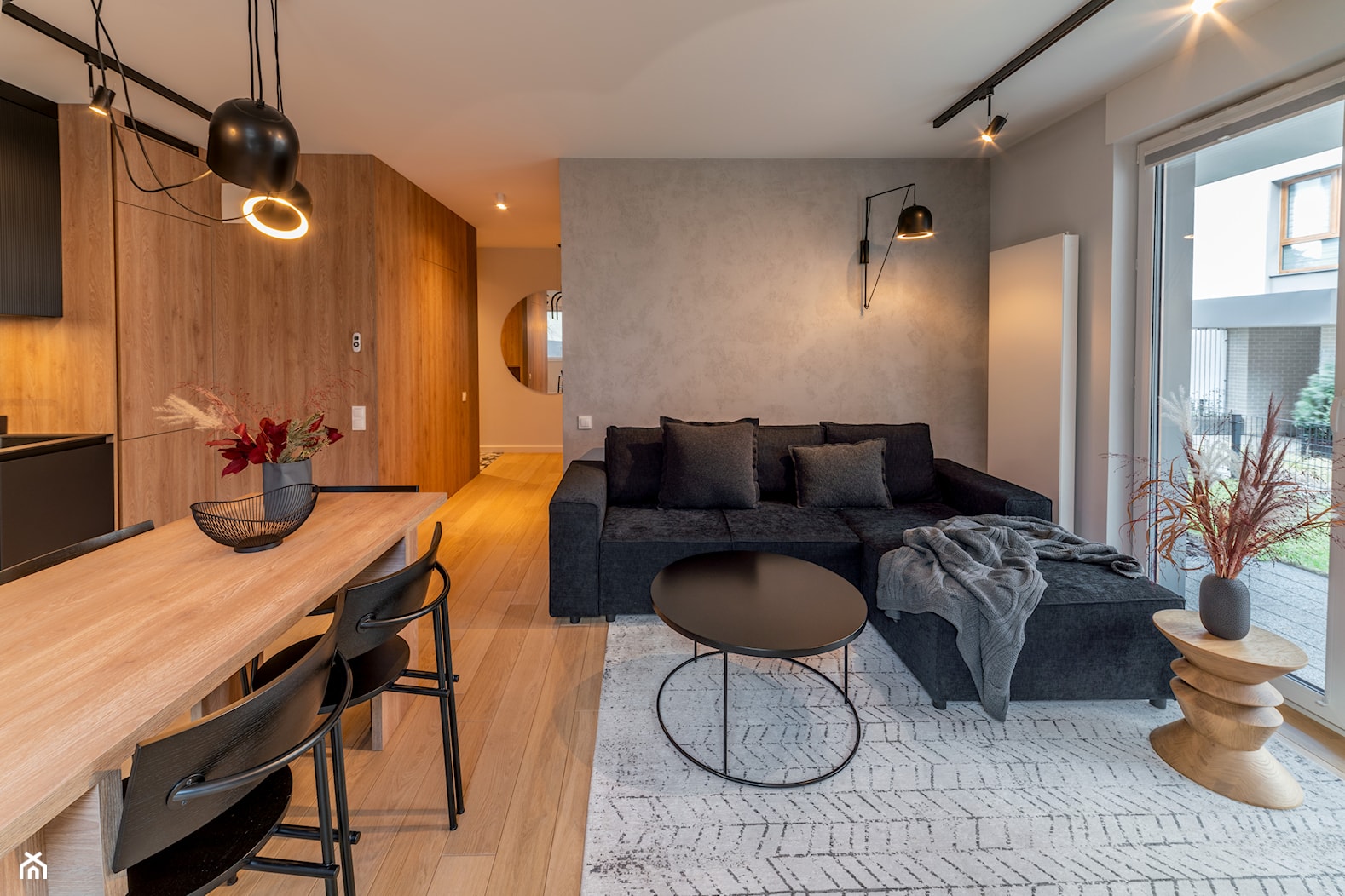 Projekt mieszkanie w Gdańsku - nowoczesne, jasne drewno i antracytowe dodatki - zdjęcie od Le-DESIGN - Homebook