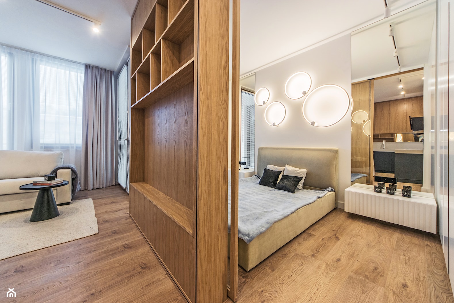 Projekt mieszkanie w Gdańsku - styl nowoczesny - Średni biały salon z kuchnią i jadalnią połączony z jasnym drewnem i antracytem - zdjęcie od Le-DESIGN - Homebook