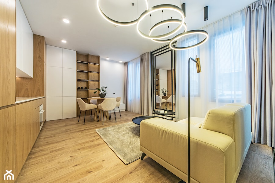 Projekt mieszkanie w Gdańsku - styl nowoczesny - Średni biały salon z kuchnią i jadalnią połączony z jasnym drewnem - zdjęcie od Le-DESIGN