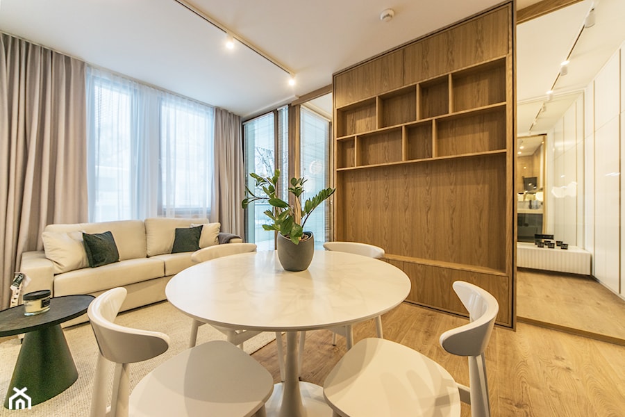 Projekt mieszkanie w Gdańsku - nad morzem - styl nowoczesny - salon biały i jasne drewno - zdjęcie od Le-DESIGN