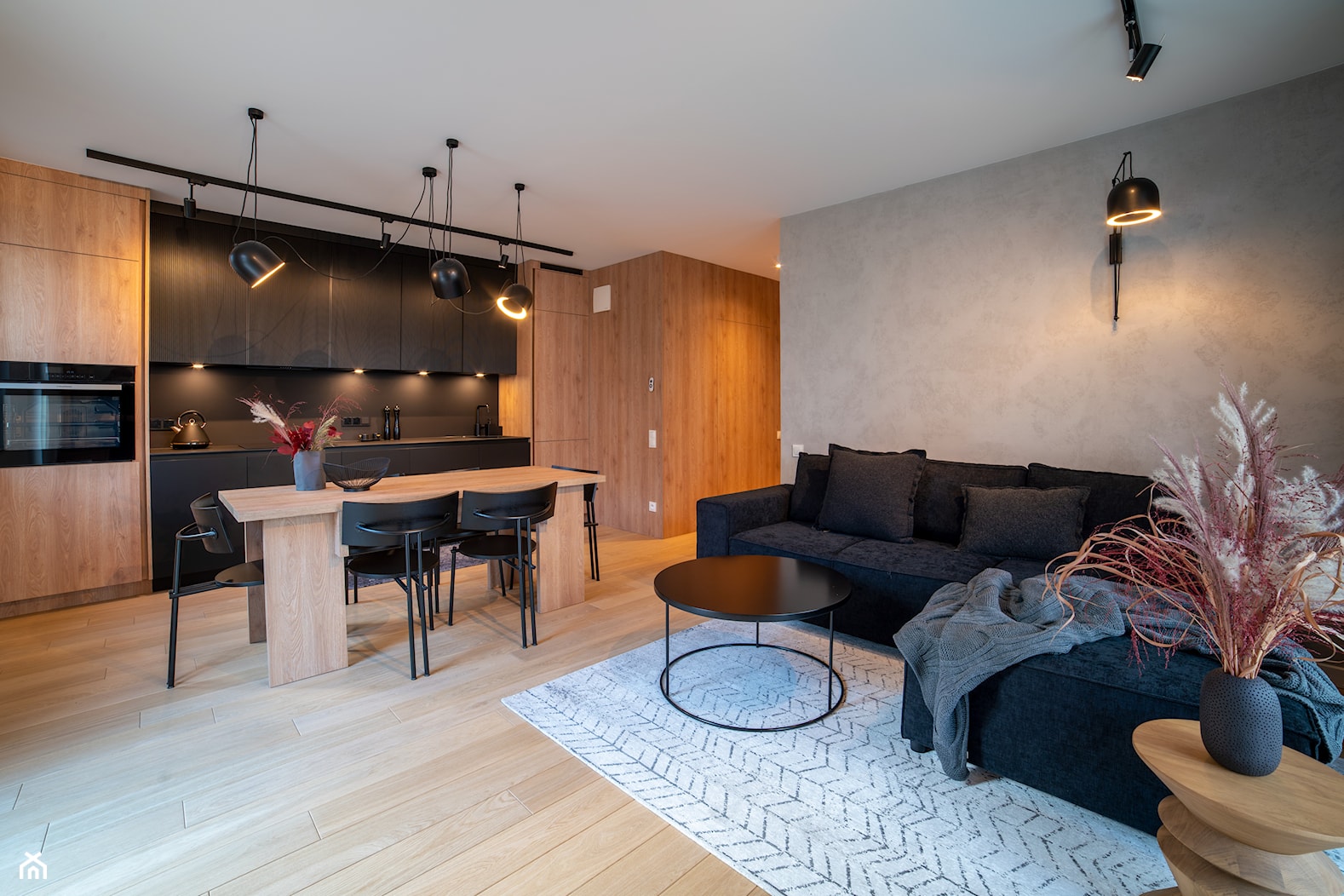 Projekt mieszkanie w Gdańsku - nowoczesne, jasne drewno i antracytowe dodatki - zdjęcie od Le-DESIGN - Homebook