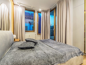 Projekt mieszkanie w Gdańsku -sypialnia w kolorystyce szarej z dodatkiem złota - zdjęcie od Le-DESIGN