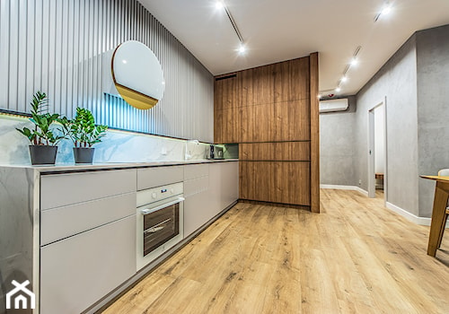 Projekt mieszkanie w Gdańsku - kuchnia kolorystyka szara i ciepłe drewno - zdjęcie od Le-DESIGN