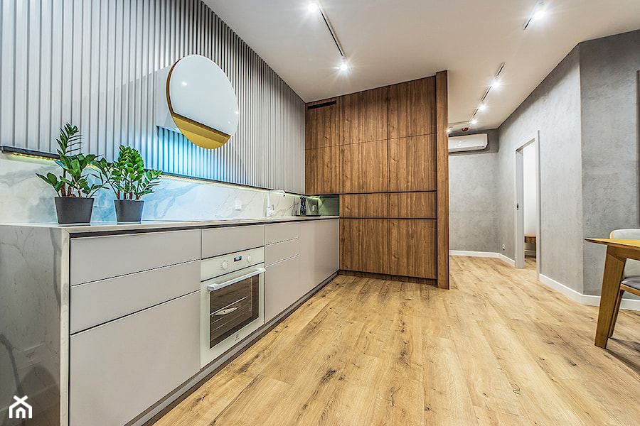 Projekt mieszkanie w Gdańsku - kuchnia kolorystyka szara i ciepłe drewno - zdjęcie od Le-DESIGN