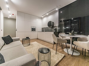 Projekt mieszkanie w Gdańsku - styl nowoczesny - salon biel i czerń - zdjęcie od Le-DESIGN