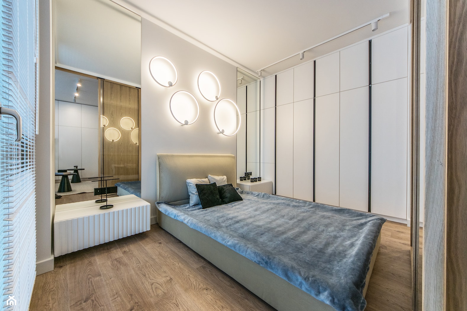 Projekt mieszkanie w Gdańsku - nad morzem - styl nowoczesny - sypialnia biała i szara - zdjęcie od Le-DESIGN - Homebook