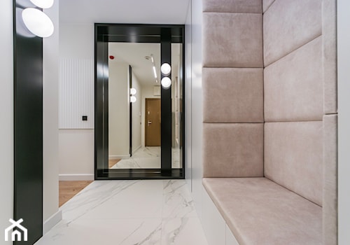 Projekt mieszkanie w Gdańsku - styl nowoczesny - korytarz z tapicerowany siedziskiem - zdjęcie od Le-DESIGN