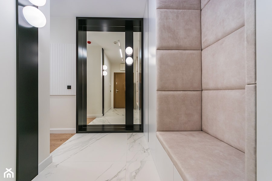 Projekt mieszkanie w Gdańsku - styl nowoczesny - korytarz z tapicerowany siedziskiem - zdjęcie od Le-DESIGN
