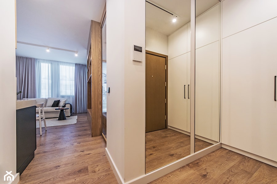 Projekt mieszkanie w Gdańsku - styl nowoczesny - Średni biały salon z kuchnią i jadalnią połączony z jasnym drewnem i antracytem - zdjęcie od Le-DESIGN