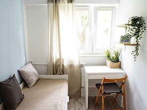 Wynajem i podział przestrzeni - Mała biała niebieska z biurkiem sypialnia, styl tradycyjny - zdjęcie od Gadom Projekt