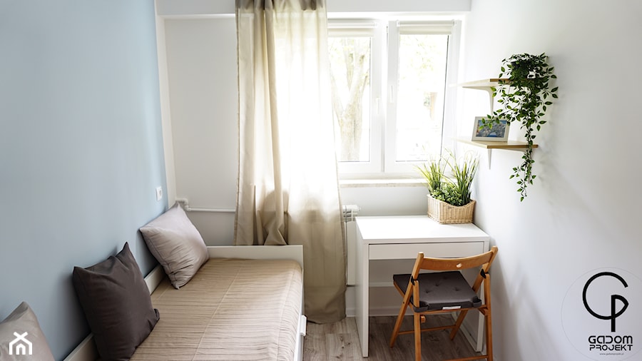 Wynajem i podział przestrzeni - Mała biała niebieska z biurkiem sypialnia, styl tradycyjny - zdjęcie od Gadom Projekt