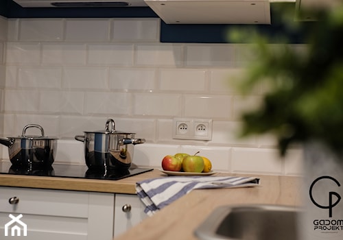 Wynajem i podział przestrzeni - Mała zamknięta biała z zabudowaną lodówką z nablatowym zlewozmywakiem kuchnia w kształcie litery l, styl tradycyjny - zdjęcie od Gadom Projekt