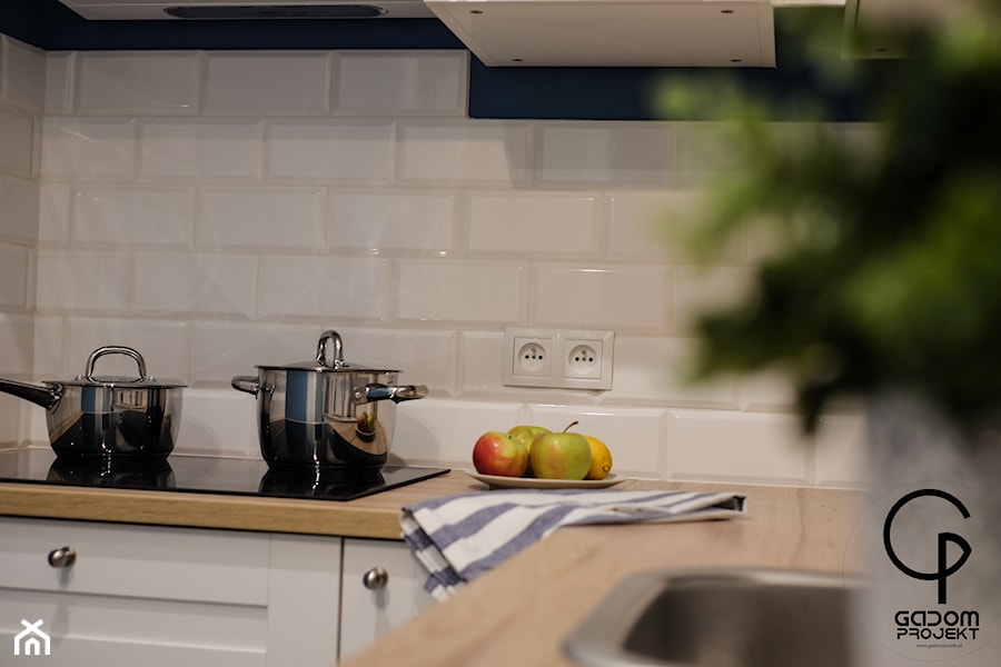 Wynajem i podział przestrzeni - Mała zamknięta biała z zabudowaną lodówką z nablatowym zlewozmywakiem kuchnia w kształcie litery l, styl tradycyjny - zdjęcie od Gadom Projekt